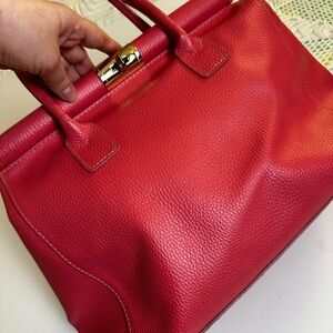 Viola Castellani Elegant Dark Pink Leather Handbag